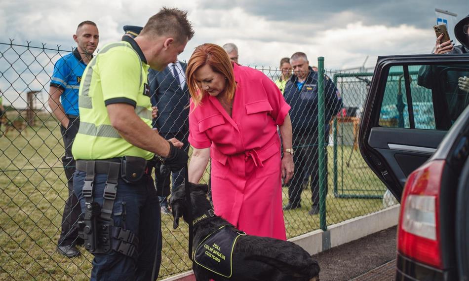 ministryně se živě zajímala o práci kynologů